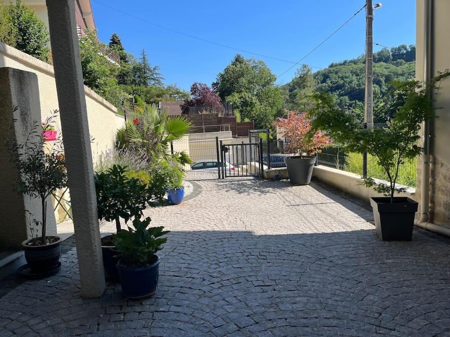 Charmant Appartement En Pierres Bourgoin-Jallieu Exteriör bild
