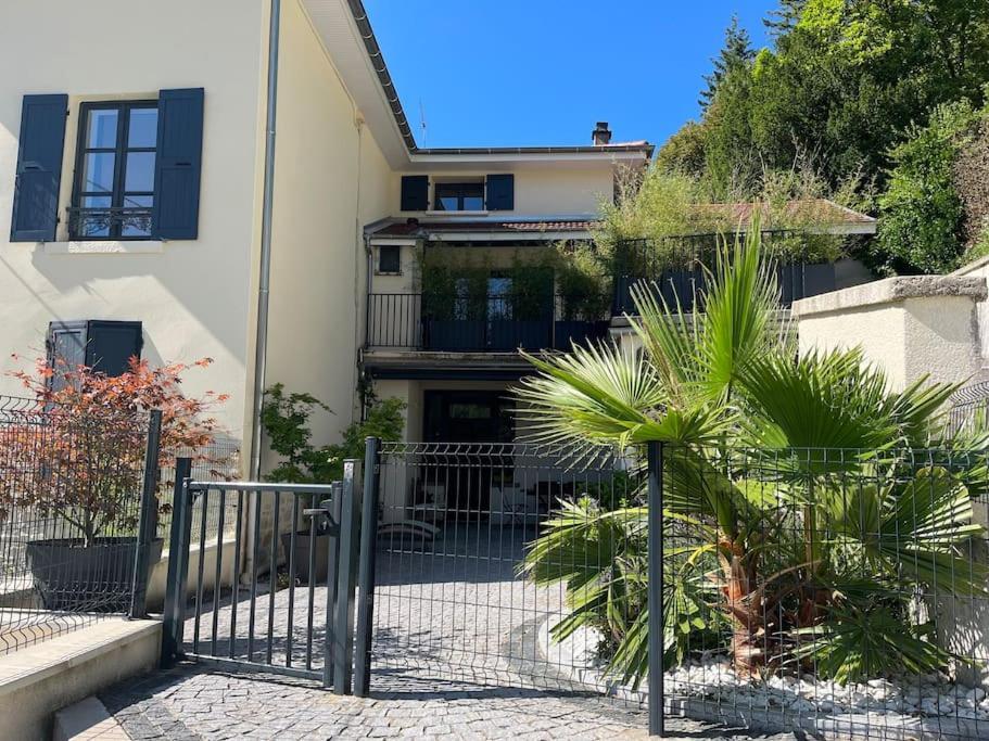 Charmant Appartement En Pierres Bourgoin-Jallieu Exteriör bild