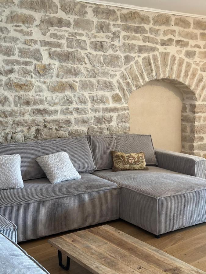 Charmant Appartement En Pierres Bourgoin-Jallieu Exteriör bild